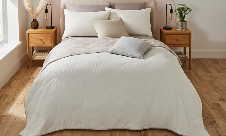 Image 4: Silentnight Summer Breeze Seersucker 2.5 Tog Coverless Duvet Set