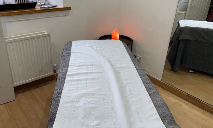 Image 4: Refresh: Choice of Deluxe, Dragon's Blood/LED or Dermaplaning Facial