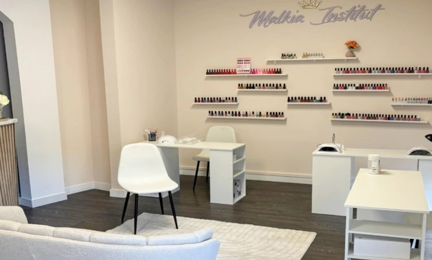 Image 3: Pose de vernis semi permanent et beauté des mains et/ou des pieds
