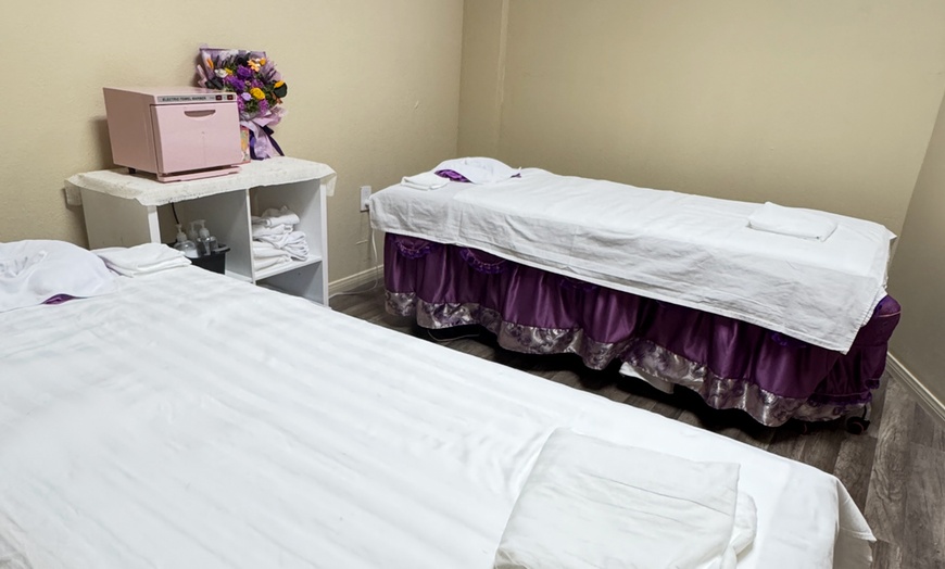 Image 6: 60-Min Lymphatic Drainage Massage with Drinese Cream & Hot Stones