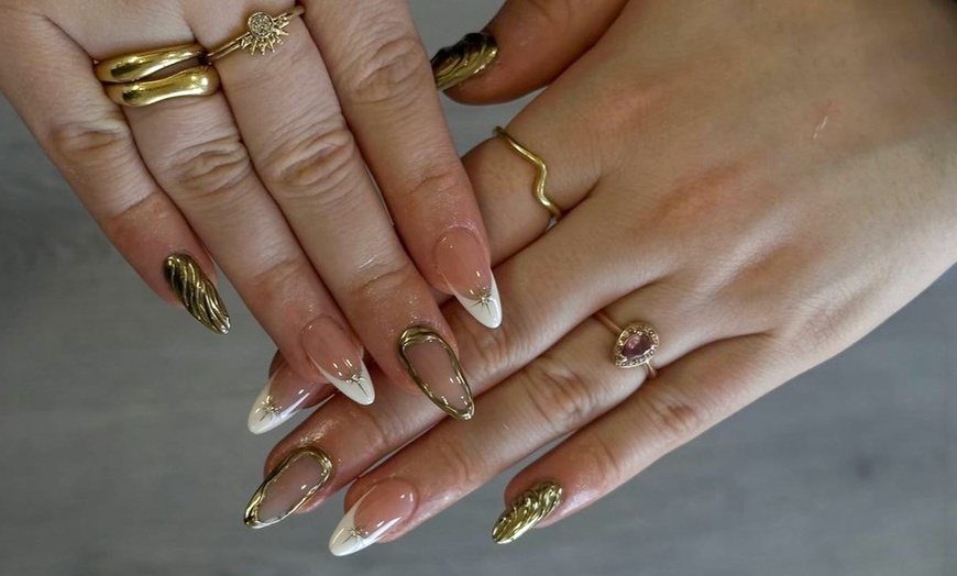 Image 1: Manicura, pedicura o manipedi con esmalte normal o semipermanente 