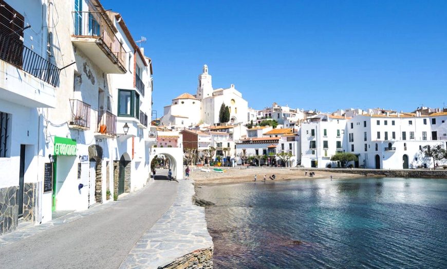 Image 5: Tour en barco por Cadaqués con snorkel para 1 niño o 1 o 2 adultos 