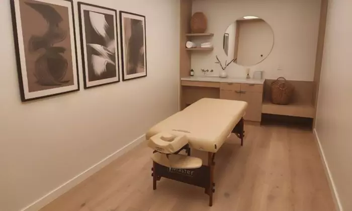 Ultimate 60-Min Relaxation: Hot Stones or Reiki Magic by Experts