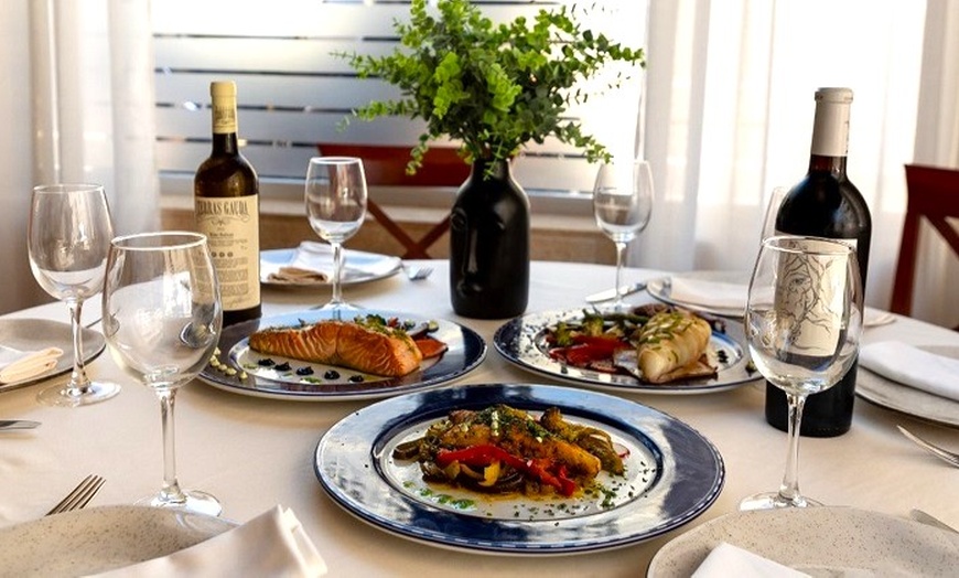 Image 3: Paella para 2 o 4 personas con entrante, postre y bebida