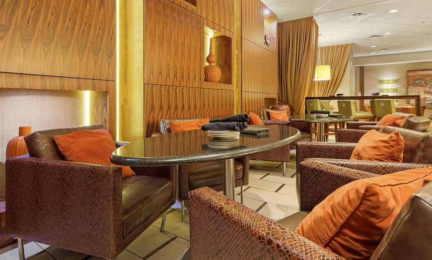 Image 2: Member-Only Deal: Steps from shopping, dining, & Orlando theme parks