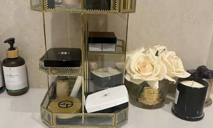 Glow Starts Here: 60-Min Deep-Cleansing Carbon Facial to Balance Skin