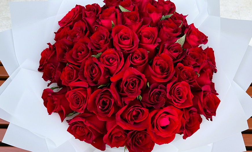 Image 6: Stunning 12-,18-, 24-, 50-, / 00-Rose Bouquets in Your Favorite Color