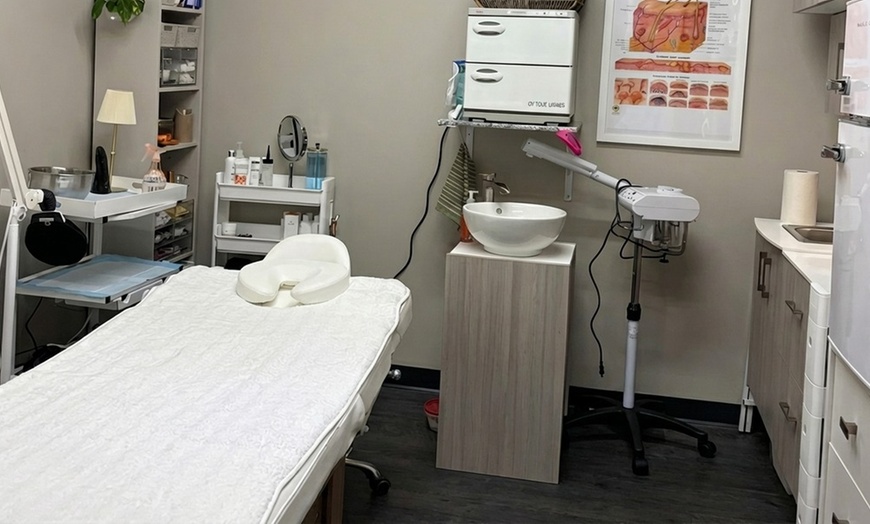 Image 4: Radiant Skin with One, Two or Three 60-Minute Customized Facial for 1