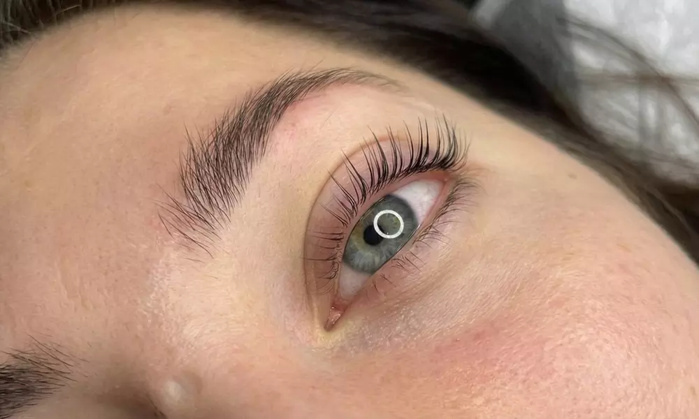 Laminacja i koloryzacja brwi lub rzęs oraz przedłużanie rzęs