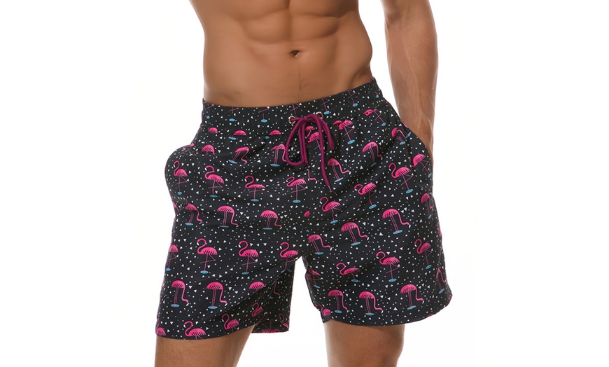 Image 3: Short de bain pour homme à motifs poissons ou flamants roses