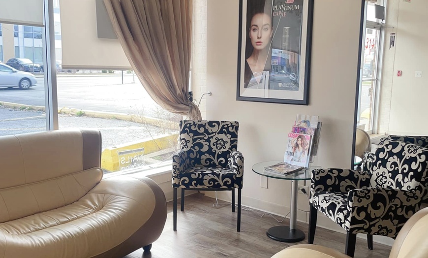 Image 4: Relax Yourself with a 45 Minute Deep Tissue Couples Massage 