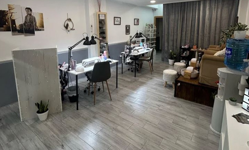 Image 3: Manicura, pedicura o ambas con esmaltado semipermanente