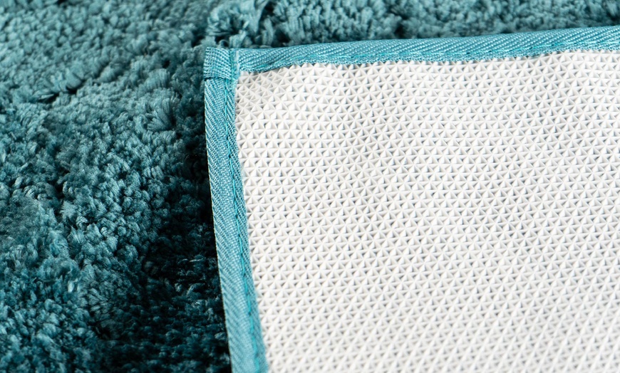 Image 10: Alfombrilla de baño con diseño tipo cruzado en relieve