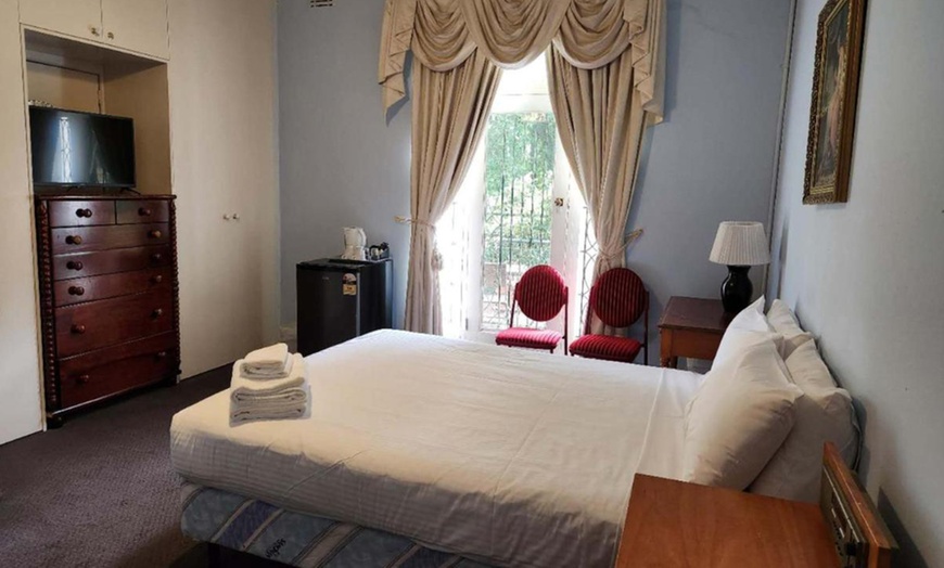 Image 3: Melbourne Getaway: Single Standard/Deluxe Queen/Family Room