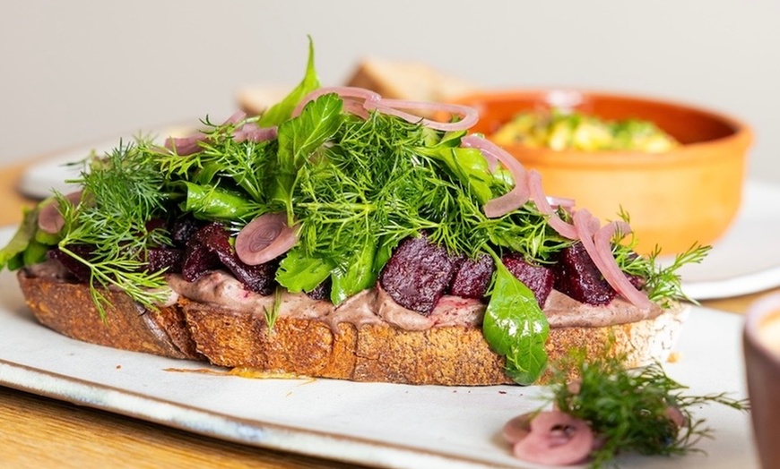 Image 2: Vegetarisches Frühstück inkl. frischem O-Saft für 2 oder 4 Personen