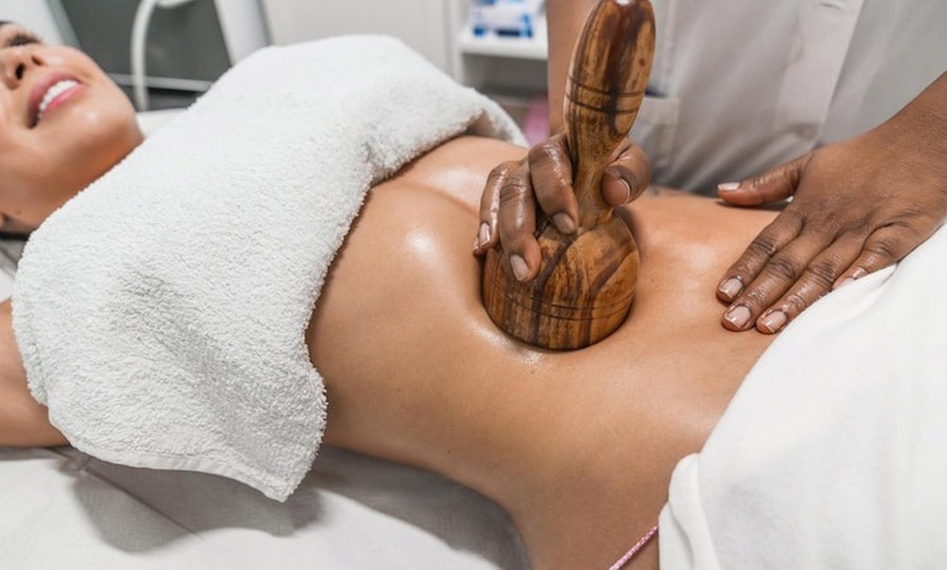 Image 2: Masaje relajante o drenaje linfático con maderoterapia para 1 persona