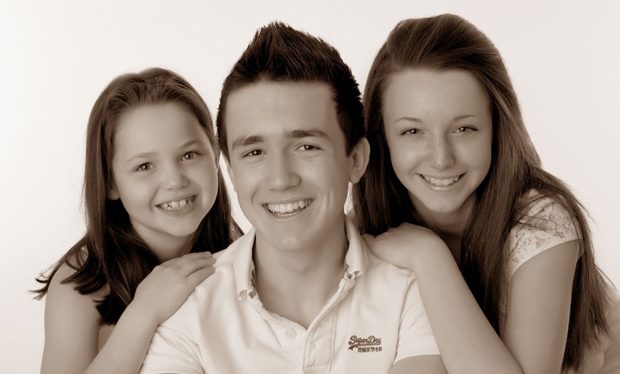 Image 5: Sibling Photoshoot With 8'' x 6'' Print at Barrett & Coe