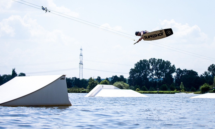 Image 2: Tageskarte Anfänger Wasserski / Wakeboard + Neoprenanzug & Einweisung 