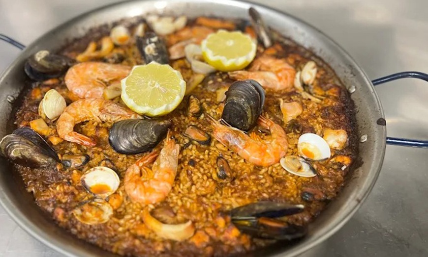 Image 3: Menú con entrantes, principales, postres y bebidas