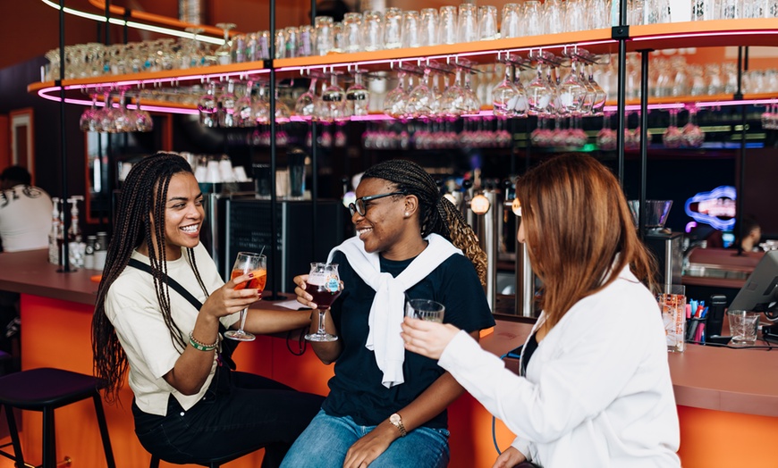 Image 8: Plaisir pour tous : mini-golf, fléchettes, shuffleboard ou color fun