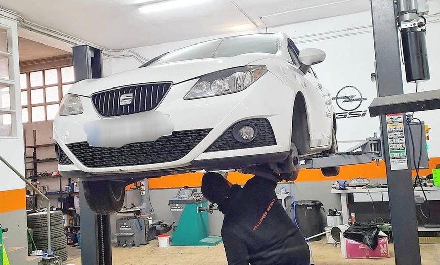 Image 2: Coche a punto: servicio ITV completo o recarga y diagnóstico de aire