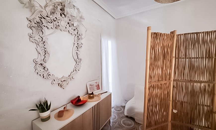 Image 2: Ritual en pareja con masaje, aceites esenciales, cava y macedonia 