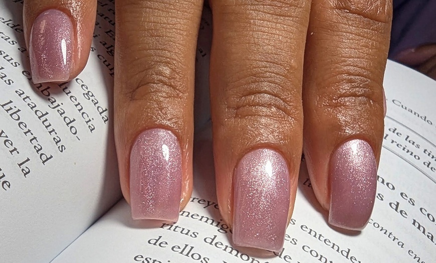 Image 2: Pour des ongles sublimés : vernis semi-permanent mains et pieds