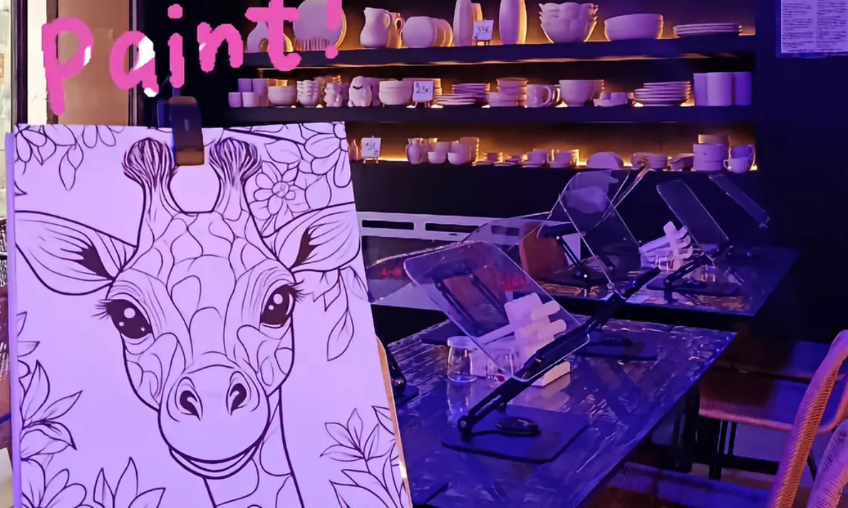 Taller de pintura de neón en lienzo con bebida y cheesecake