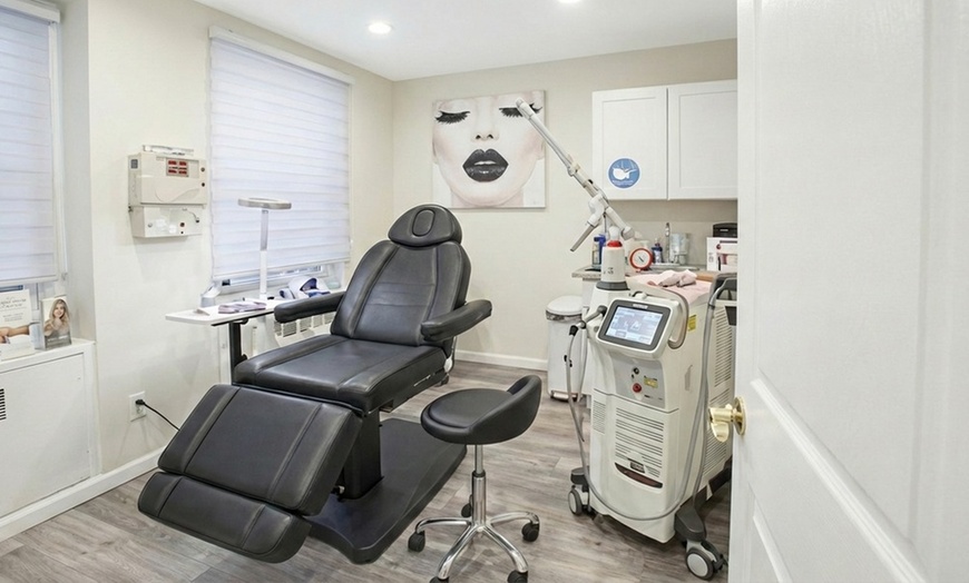Image 4: Refresh Your Look with 40 or 60 Units of Botox for a Youthful Glow