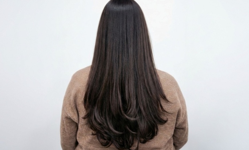 Image 4:  Sesión de peluquería: Tratamiento de Hidratación con lavado y masaje 