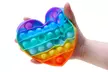1x, 2x oder 3x Stressabbau-Spielzeug in Regenbogenfarben im Modell nach Wahl, inkl. Versand - Second Medium