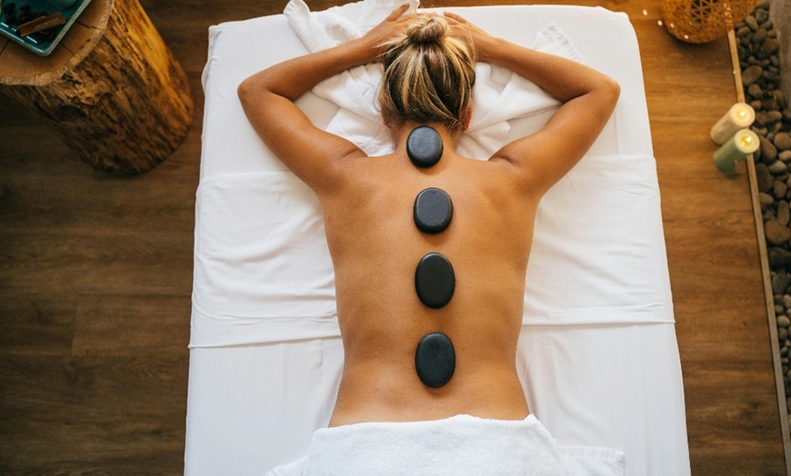 Image 2: Get 60,75 or 90 Minute Therapeutic Massage