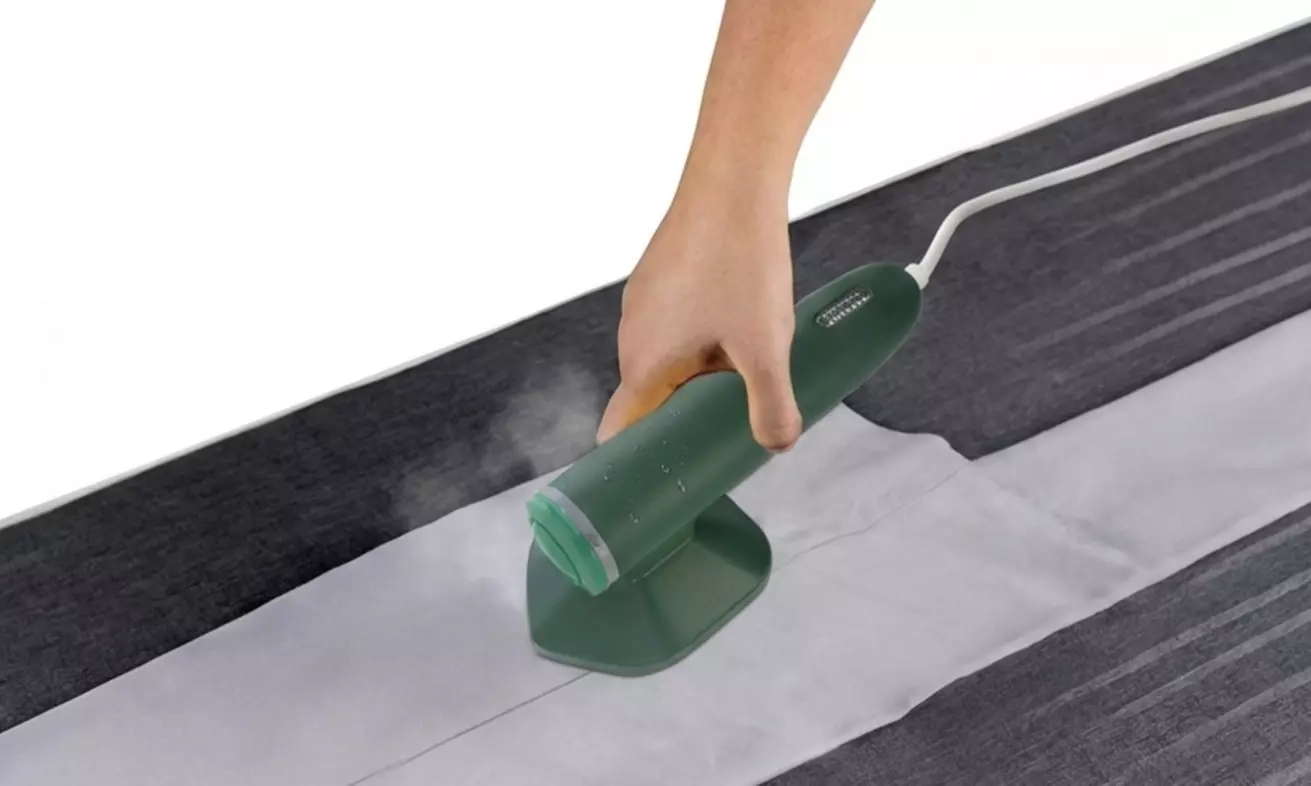 Miniplancha de viaje con tapa protectora y pulverizador incorporado