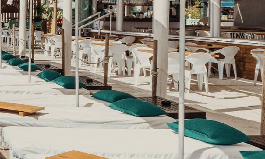 Image 6: Cama balinesa con opción a comida y bebida para 2 personas