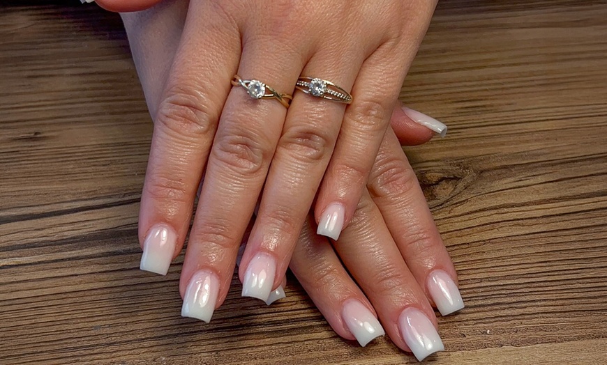 Image 1: Pose de vernis semi-permanent sur les mains et/ou les pieds
