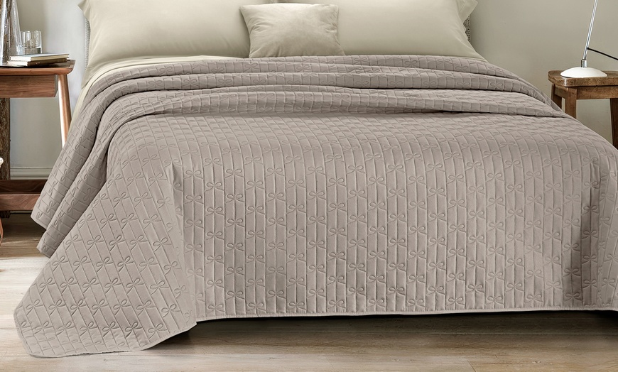 Image 7: Double Quilted Bedspread with Bow Design