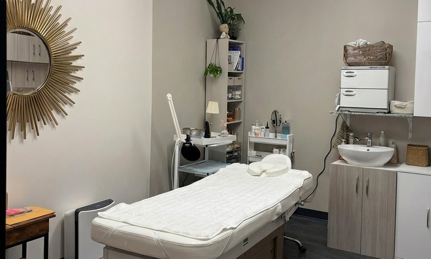 Image 2: Radiant Skin with One, Two or Three 60-Minute Customized Facial for 1