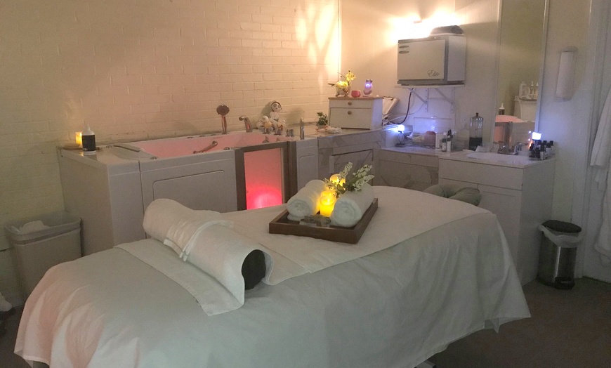 Image 2: Couples Massage LUXURY COMBO—Hot Stones—Back Facial—Infrared Sauna	