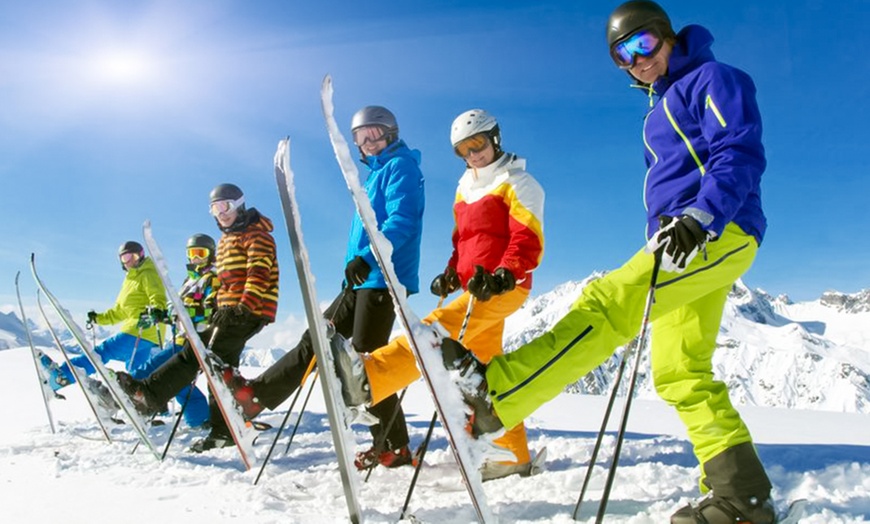 Image 1: 1, 2 o 3 días de clase de esquí o snowboard con alquiler de equipo