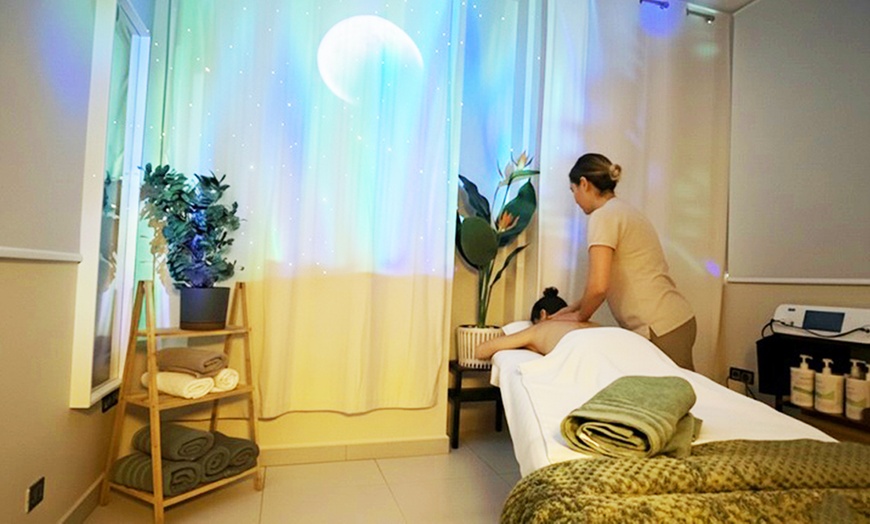 Image 1: 1 o 2 sesiones de masaje corporal relajante