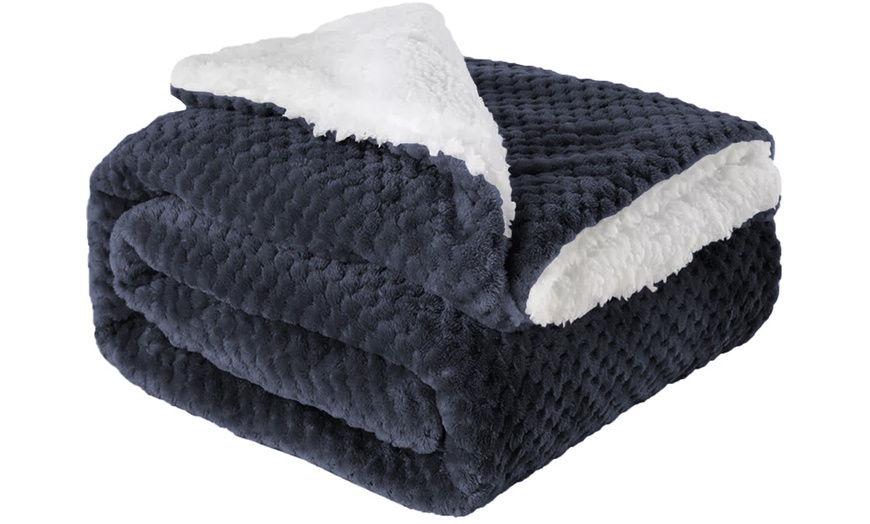 Image 5: Kuschelige Decke aus Sherpa-Material