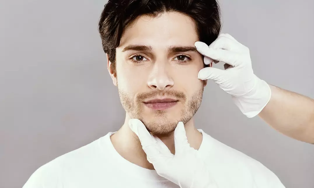 Tratamiento reafirmante inyectado en tercio superior facial y retoque