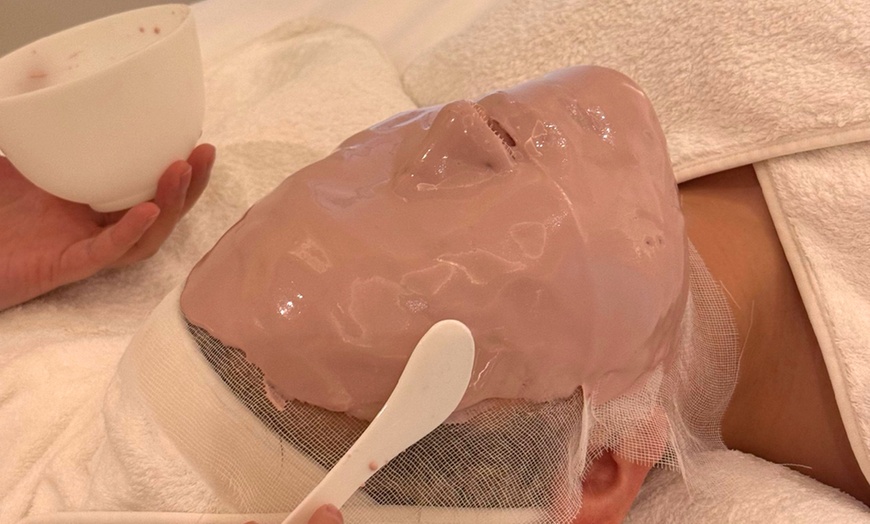 Image 4: Get One or Two 45-Min Customized Facial + Hydrojelly Mask!