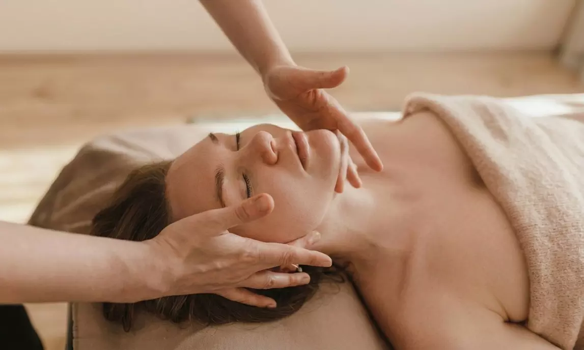 Masaje o ritual Premium a elegir con aceites esenciales y bebida