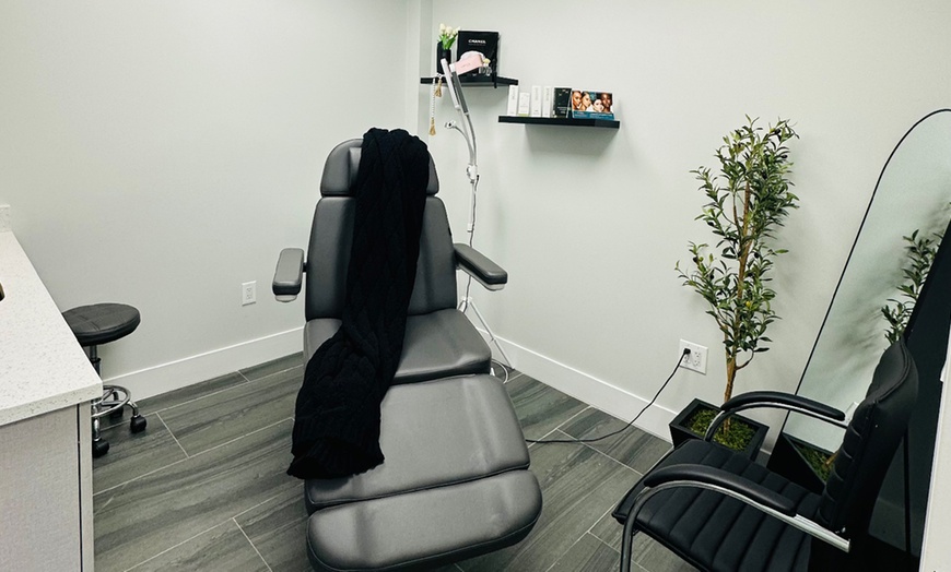 Image 2: Revitalize Your Skin with 20 or 40 Units of Xeomin