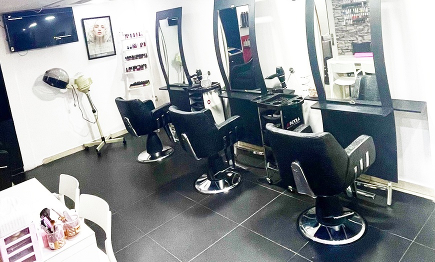Image 2: 60-Min Hydra Facial with Optional Hair Wash, Blowdry, or Spa Treatment