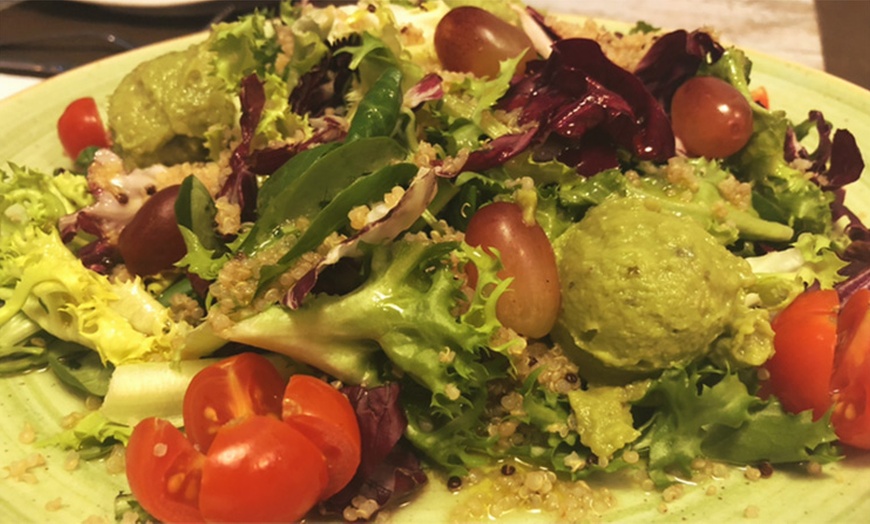 Image 31: Menú para 2 o 4 con entrantes, principales, postres y bebidas 