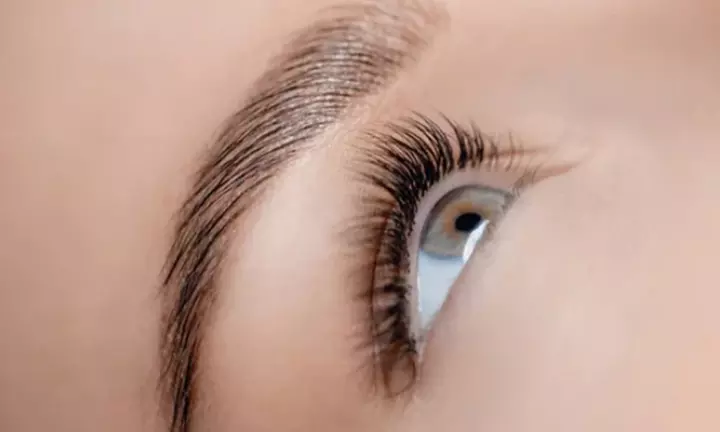 Extensiones de pestañas, efecto volumen o natural y cejas definidas