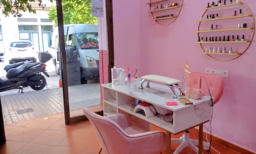 Image 3: Manicura, pedicura o manipedi con esmaltado normal o semipermanente