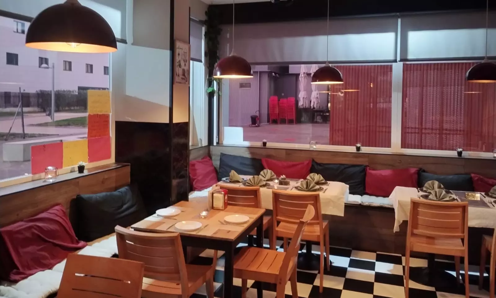 Menú mediterráneo para 2 o 4 personas con postre y bebida